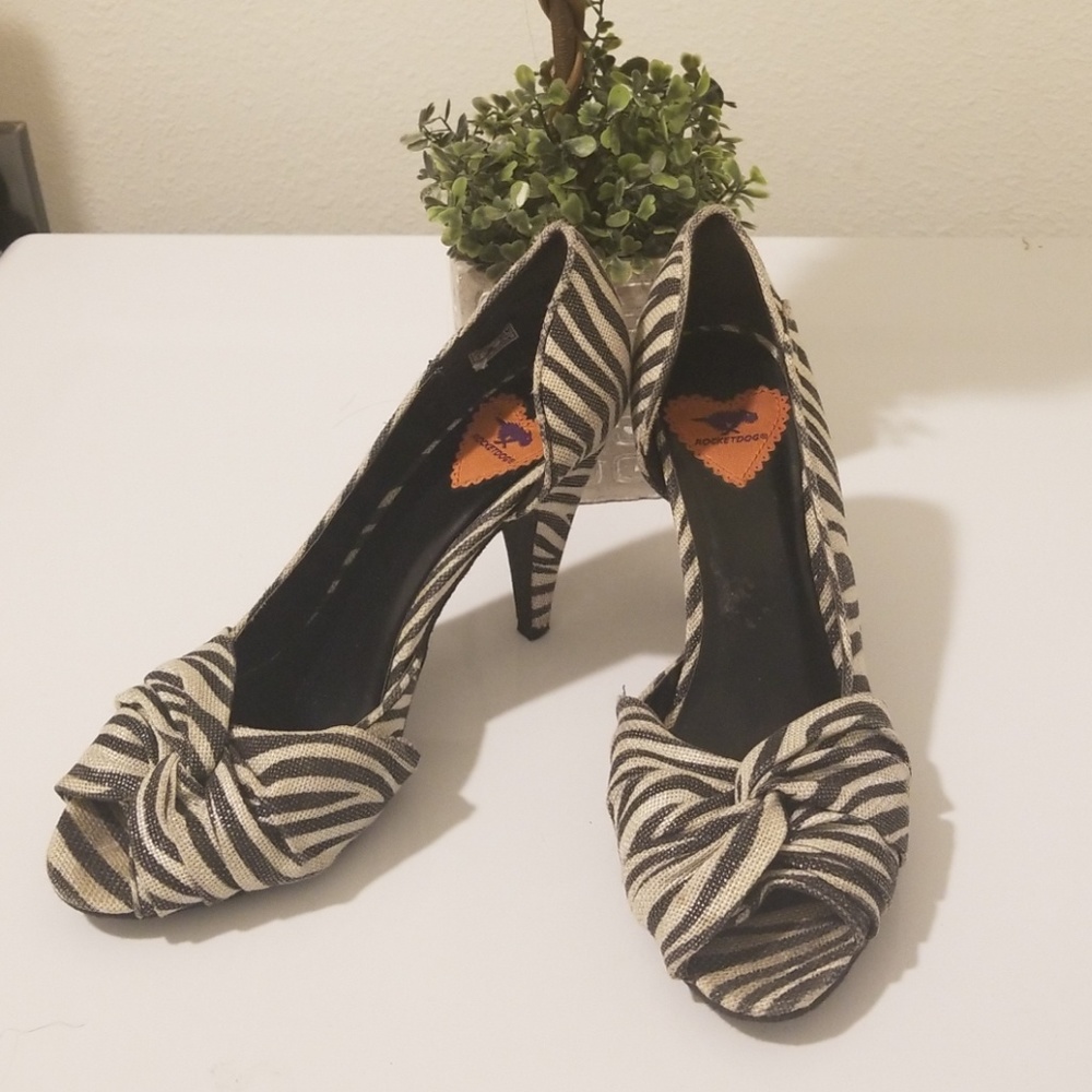 Peep toe pumps